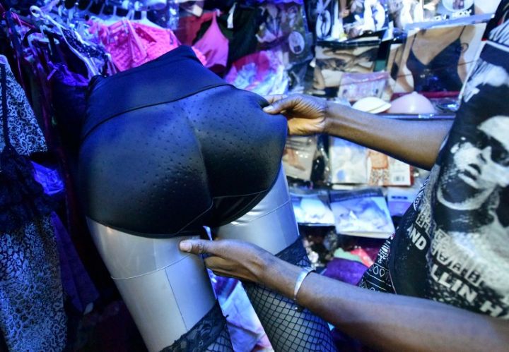 23 Juillet 2015. En Côte d`Ivoire les femmes utilisent du « grossifesse », onguent miracle au nom révélateur ou se couvrent le derrière de gaines « push-ups ».