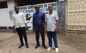 Le Maire de la Ville d'Uvira Pasteru KIZA MUHATO entouré de deux membre du Comité de Gestion de l'ISC UVIRA Le DG et le Secrétaire Général Administratif.