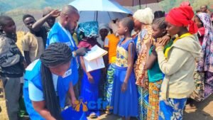 La distribution des kits d'hygiène aux filles et femmes par les équipes du CFR-RDC